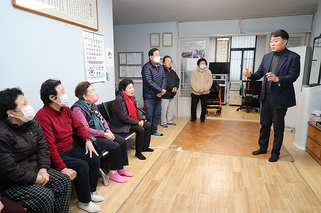 경로당을 찾은 하은호 군포시장. 사진제공ㅣ군포시청