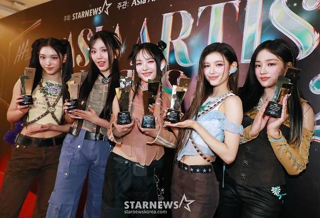 걸그룹 뉴진스가 14일 필리핀 아레나에서 열린 '2023 아시아 아티스트 어워즈 인 필리핀'(2023 Asia Artist Awards IN THE PHILIPPINES, 이하 '2023 AAA')에서 AAA 핫트렌드, 아시아 셀러브리티, 페뷸러스, 베스트 초이스, 올해의 가수, 올해의 노래상을 수상한 뒤 포즈를 취하고 있다.  '2023 AAA'는 스타뉴스가 주최하고 Asia Artist Awards 조직위원회, TONZ 엔터테인먼트, PULP Live World가 공동 주관한다. 그룹 아이브(IVE) 장원영, 가수 강다니엘, 그룹 제로베이스원 성한빈이 MC를 맡았다. 2023.12.14 /사진=이동훈
