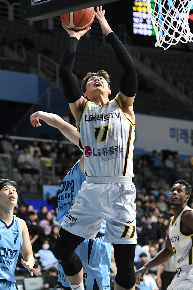 LG 양홍석이 골밑슛을 시도하고 있다. /사진=KBL