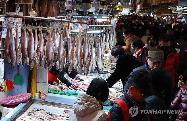 설 앞둔 전통시장 (부산=연합뉴스) 손형주 기자 = 설을 열흘여 앞둔 29일 오후 부산진구 부전시장에서 시민들이 생선을 고르고 있다. 2024.1.29 handbrother@yna.co.kr