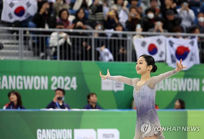 신지아, 강릉에서 은메달 땄어요 (강릉=연합뉴스) 양지웅 기자 = 30일 강원 강릉시 아이스아레나에서 열린 2024 강원 동계청소년올림픽 대회 피겨스케이팅 여자 싱글 프리스케이팅 경기에서 은메달을 딴 대한민국 신지아가 관중을 향해 인사하고 있다. 2024.1.30 yangdoo@yna.co.kr