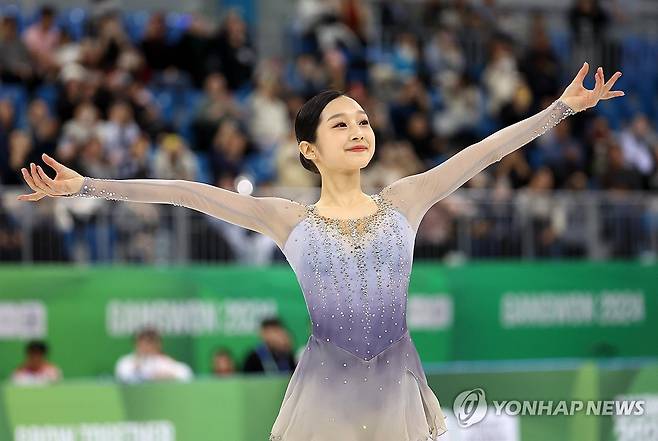 신지아, 팬들 성원 감사해요 (강릉=연합뉴스) 양지웅 기자 = 30일 강원 강릉시 아이스아레나에서 열린 2024 강원 동계청소년올림픽 대회 피겨스케이팅 여자 싱글 프리스케이팅 경기에서 은메달을 딴 대한민국 신지아가 관중을 향해 인사하고 있다. 2024.1.30 yangdoo@yna.co.kr