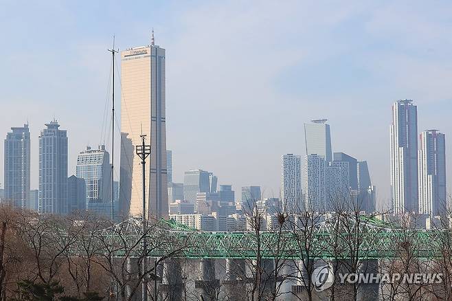 화창하지만 뿌연 날씨 (서울=연합뉴스) 김주성 기자 = 서울 지역 초미세먼지 농도가 나쁨 수준을 보인 30일 오후 서울 여의도 일대가 뿌옇게 보인다. 2024.1.30 utzza@yna.co.kr