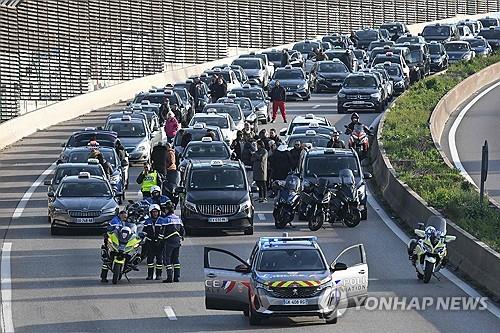 (마르세유 AFP=연합뉴스) 29일(현지시간) 프랑스 남부 마르세유에서 택시 기사들이 환자 수송 가격에 불만을 드러내며 50번 고속도로에서 이른바 '달팽이 작전' 시위를 벌이고 있다.