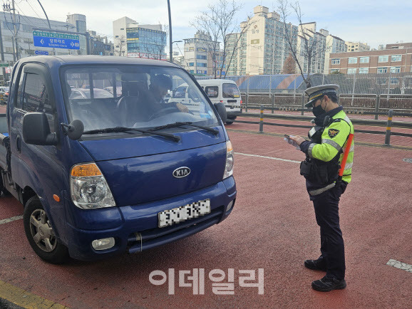 19일서울 강서구 신방화역사거리 일대에서 경찰이 우회전 일시정지를 어긴 운전자를 단속하고 있다.(사진=이영민 기자)