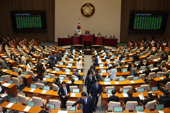 지난 25일 서울 여의도 국회 본회의장에서 열린 제412회국회(임시회) 제1차 본회의에서 의원들의 회의장을 나서고 있다.(사진=뉴스1)