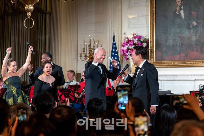미국을 국빈 방문한 윤석열 대통령이 지난해 4월26일(현지시간) 백악관에서 열린 국빈만찬 특별공연에서 1970년대 빌보드 히트곡 ‘아메리칸 파이’를 즉석에서 열창하자 조 바이든 대통령과 참석자들이 환호하고 있다. [사진=이데일리DB]