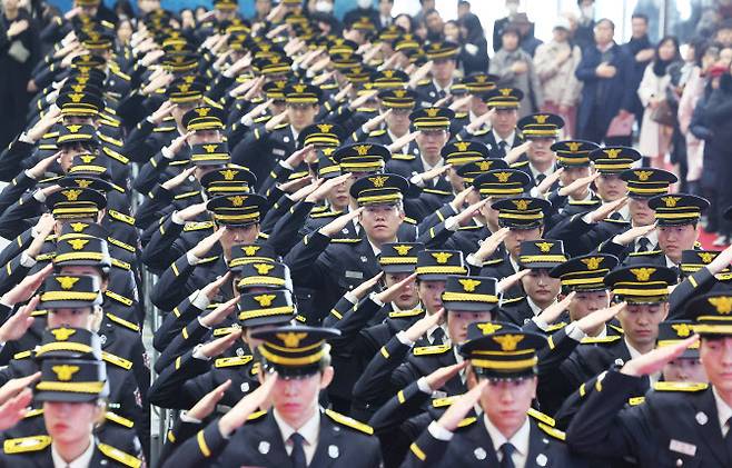 지난달 28일 오전 경기도 용인시 처인구 경기도소방학교에서 열린 ‘2023년 경기도 신임 소방공무원 임용식’에서 신임 소방관들이 경례하고 있다. 사진=연합뉴스.