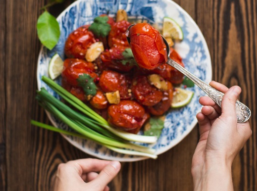 마늘을 곁들인 구운 토마토. 토마토를 익혀 먹으면 항산화물질 리코펜의 섭취량을 늘릴 수 있다. 특히 토마토를 조리할 때 올리브 오일을 약간 넣으면 리코펜의 체내 흡수율을 최대 4.4배까지 높일 수 있다. [사진=게티이미지뱅크]