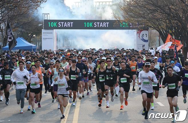 19일 오전 서울 마포구 상암 월드컵공원 평화광장에서 열린 '2023 손기정평화마라톤'에서 참석자들이 힘차게 출발하고 있다. 2023.11.19/뉴스1 ⓒ News1 김도우 기자