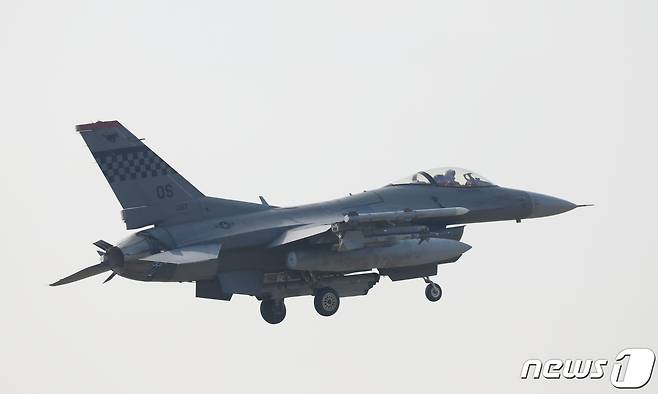 주한미군 오산공군기지에서 F-16 전투기가 착륙하고 있다. 2023.10.30/뉴스1 ⓒ News1 김영운 기자