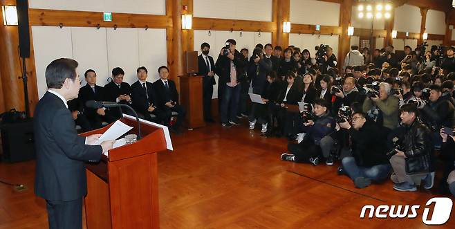 이재명 더불어민주당 대표가 31일 오전 서울 여의도 국회 사랑재에서 열린 2024 신년 기자회견에서 발언을 하고 있다. 2024.1.31/뉴스1 ⓒ News1 임세영 기자