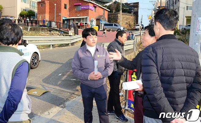 31일 문기호 울산 중구의원이 울산시 중구 태화동 희마아파트 앞 진입 다리를 점검하고 있다. (중구의회 제공)