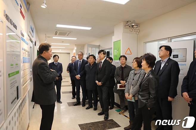 국가과학기술자문회의 위원 등이 한국화학연구원 연구현장을 둘러보고 있다. (화학연 제공)/뉴스1