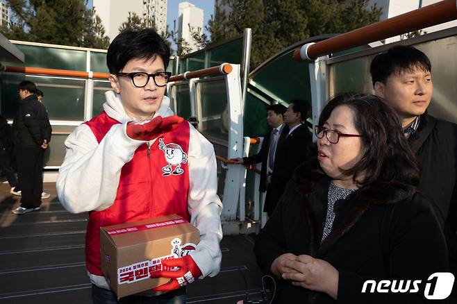 철도 지하화 공약을 발표한 한동훈 국민의힘 비상대책위원장이 31일 경기 수원시 천천동보도육교에서 지역 주민과 동행하며 애로 사항을 청취하고 있다. (공동취재) 2024.1.31/뉴스1 ⓒ News1 송원영 기자