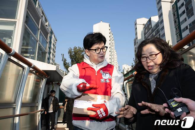 철도 지하화 공약을 발표한 한동훈 국민의힘 비상대책위원장이 31일 경기 수원시 천천동보도육교에서 지역 주민과 동행하며 애로 사항을 청취하고 있다. (공동취재) 2024.1.31/뉴스1 ⓒ News1 송원영 기자