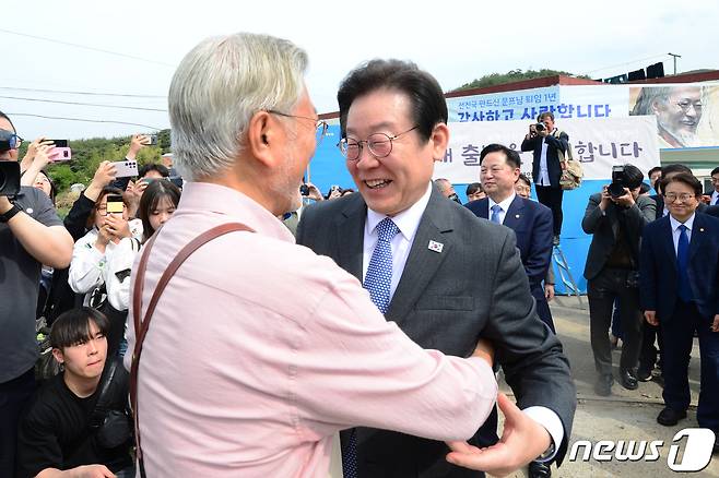 이재명 더불어민주당 대표가 지난해 5월10일 경남 양산 평산마을 '평산책방'을 방문해 문재인 전 대통령과 인사나누고 있다.(공동취재)/뉴스1 ⓒ News1 윤일지 기자