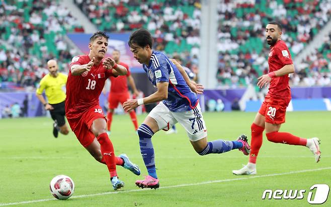 일본 미토마 카오루가 31일(현지시간) 카타르 도하 알투마마 스타디움에서 열린 2023 아시아축구연맹(AFC) 카타르 아시안컵 16강전 바레인과 일본의 경기에서 바레인 모하메드 아델과 경합을 벌이고 있다. 2024.1.31/뉴스1 ⓒ News1 김성진 기자