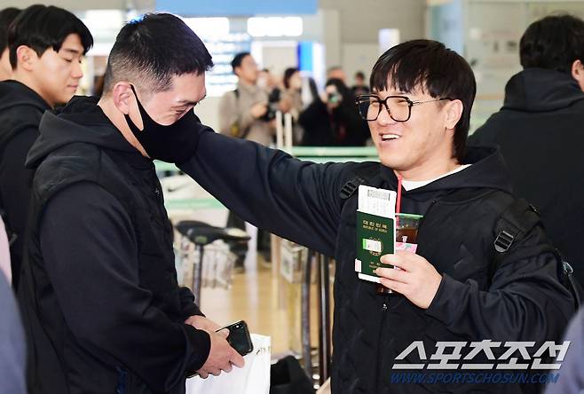 '반갑다 친구야~' 30일 인천공항 제1터미널을 통해 KIA 선수단이 캠프가 열리는 호주 캔버라로 출국했다. 반갑게 인사를 나누고 있는 서건창-김선빈. 인천공항=송정헌 기자songs@sportschosun.com