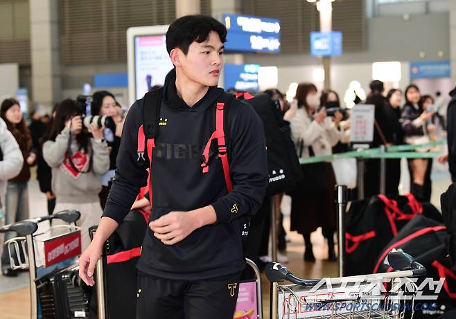 선배들의 출국 준비를 돕고 있는 막내 조대현.