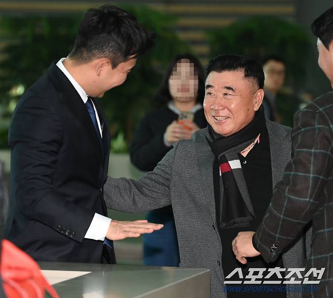 31일 롯데 자이언츠 선수단이 인천공항을 통해 전지훈련지인 괌으로 출국했다. 김광수 코치와 김민성이 인사를 나누고 있다. 인천공항=허상욱 기자wook@sportschosun.com/2024.01.31/