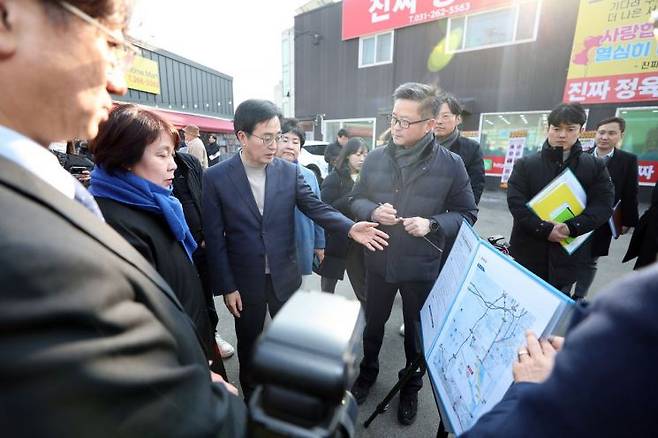 김동연 경기도지사가 31일 용인시 수지구 고기교를 찾아 현장 관계자로부터 설명을 듣고 있다.