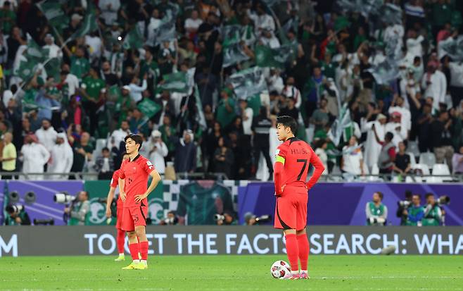 30일(현지시간) 카타르 알라이얀에서 에듀케이션 시티 스타디움에서 열린 2023 아시아축구연맹(AFC) 아시안컵 16강전 한국과 사우디아라비아의 경기. 손흥민(오른쪽)이 사우디에게 실점한 뒤 허탈해하고 있다. /연합뉴스