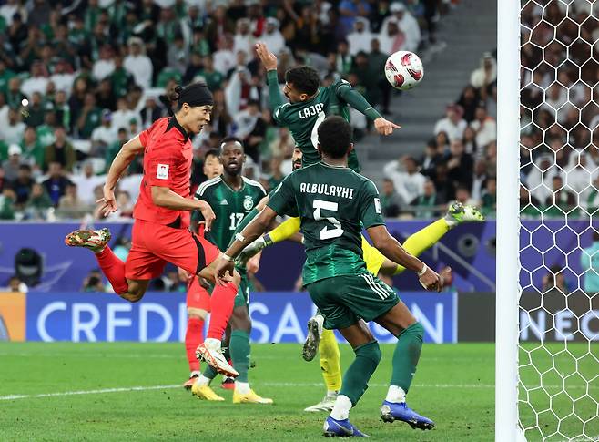 대한민국 조규성(왼쪽)이 30일 카타르 알라이얀 에듀케이션 시티 스타디움에서 열린 2023 아시아축구연맹(AFC) 카타르 아시안컵 16강전 대한민국과 사우디아라비아의 경기에서 동점골을 넣고 있다. /뉴스1