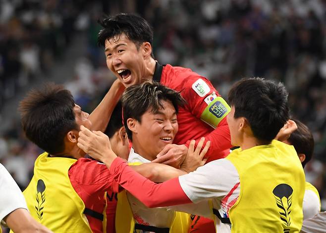 31일 카타르 알라이얀 에듀케이션 시티 스타디움에서 열린 2023 아시아축구연맹(AFC) 카타르 아시안컵 16강전 사우디아라비아와 대한민국의 경기. 조규성이 동점골이 터지자 손흥민이 환호하고 있다. /박재만 스포츠조선 기자