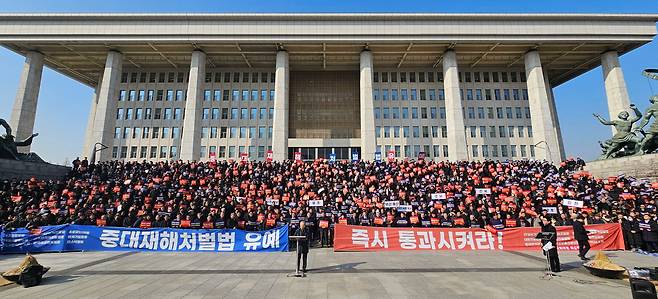 김기문 중소기업중앙회 회장을 비롯한 전국 중소기업인과 영세 건설업자, 소상공인 3500여 명(주최측 추산)이 31일 서울 여의도 국회에 모여 50인 미만 사업장에 대한 중대재해처벌법 적용 유예를 촉구하는 대규모 집회를 열고 있다. 2024.01.31 이덕훈 기자