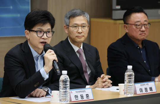 국민의힘 한동훈 비상대책위원장이 31일 경기도 수원시 한국나노기술원에서 열린 간담회에서 발언을 하고 있다. 사진=연합뉴스