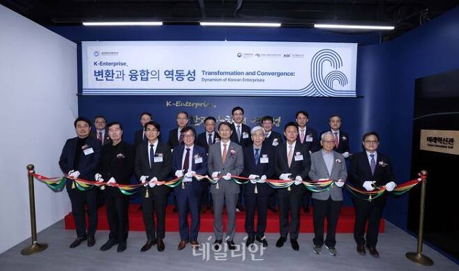 한국개발연구원(KDI)는 31일 서울 홍릉 글로벌지식협력단지에서 한국 기업들의 도전과 혁신 사례를 주제로 ‘K-Enterprise, 변환과 융합의 역동성’ 전시를 개관했다. ⓒKDI