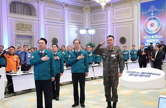 윤석열 대통령이 31일 제57차 중앙통합방위회의에서 국기에 대한 경례를 하고 있다. ⓒ뉴시스