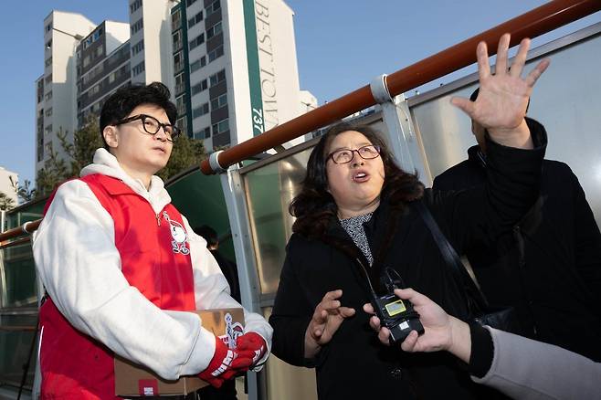 한동훈 국민의힘 비상대책위원장이 31일 경기 수원시 천천동보도육교에서 지역 주민과 동행하며 애로 사항을 청취하고 있다. 2024.01.31.사진공동취재단