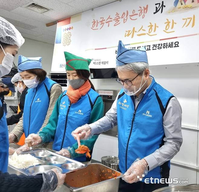 한국수출입은행이 설을 맞아 전국 17개 사회복지시설에 총 1억8000만원을 기부하고, 임직원 봉사활동도 함께 펼쳤다고 31일 밝혔다. 윤희성 수은 행장(사진 오른쪽)과 임직원들이 노숙인 대상 무료 급식소 따스한 채움터에서 배식 봉사를 하고 있다.