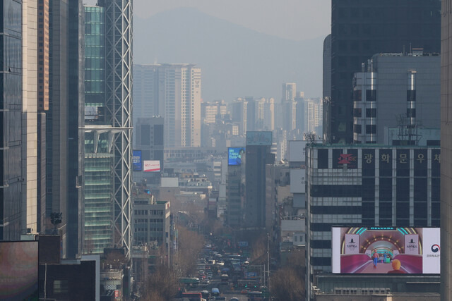 서울 지역 초미세먼지 농도가 ‘나쁨’ 수준을 보인 지난 30일 오후 서울 종로구 일대가 뿌옇게 보인다. 연합뉴스