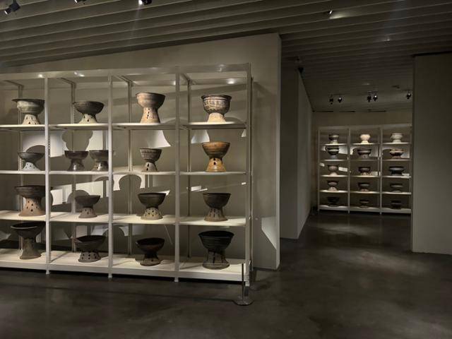 호림박물관은 전시실의 일부를 수장고 콘셉트로 꾸며 보는 재미를 더했다. 전시품은 모두 박물관 소장품이다. 이혜미 기자