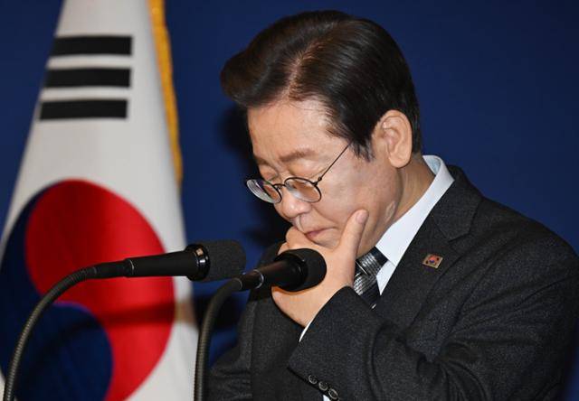 이재명 더불어민주당 대표가 31일 국회 사랑재에서 열린 2024 신년 기자회견에서 잠시 생각에 잠겨있다. 고영권 기자