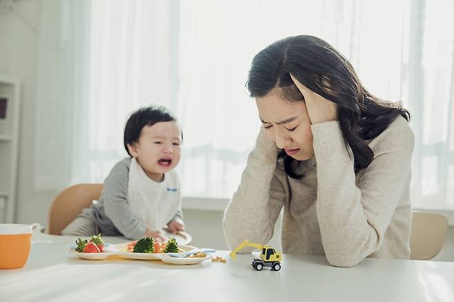 엄마의 유방암 진단은 자녀는 정서발달에 문제를 일으키지 않는다. 유방암 환자는 자녀에 대한 미안함, 죄책감을 갖기보단 긍정적인 마음으로 치료에 집중하는 게 좋다. /클립아트코리아