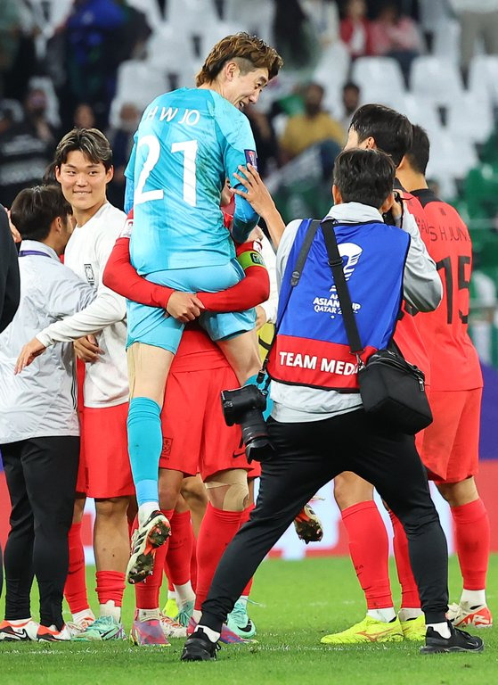 30일(현지시간) 카타르 알라이얀 에듀케이션 시티 스타디움에서 열린 2023 아시아축구연맹(AFC) 아시안컵 16강전 한국과 사우디아라비아의 경기가 끝난 뒤 손흥민이 조현우와 포옹하고 있다. 연합뉴스