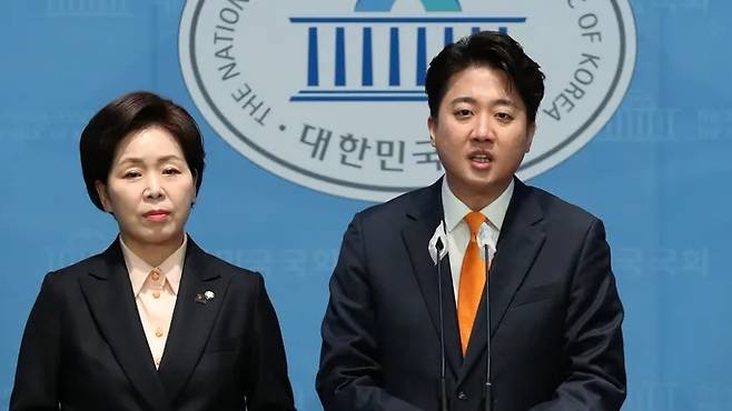 Lee Joon-seok and Yang Hyang-ja of the Grand Reform Party announce the \'mandatory military service for women civil servants\' at a press conference at the National Assembly\'s communication center on the 29th. Park Min-kyu