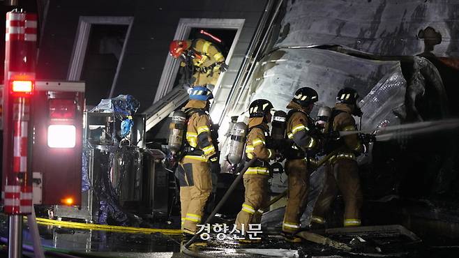 31일 오후 7시47분쯤 경북 문경시 신기동의 육가공업체에서 불이 나 소방관들이 진화작업을 벌이고 있다. 화재 현장에서는 소방관 2명이 고립된 것으로 추정된다. 소방청 제공.