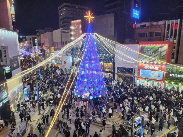 부산 중구 남포동 ‘2023 광복로 겨울빛 축제’에 인파가 몰려 있다. 부산 중구 제공