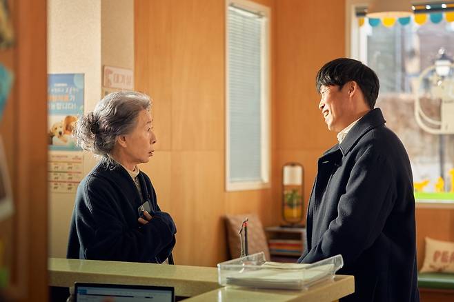 A scene from "Dog Days," starring Youn Yuh-jung (left) and Yoo Hae-jin (CJ ENM)