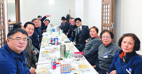 한동훈 국민의힘 비상대책위원장이 30일 서울 여의도의 한 식당에서 당사에 근무하는 경비·미화 노동자들과 오찬을 함께한 뒤 기념사진을 찍고 있다. 한 위원장은 “당사에서 고생하시는 분들을 모시고 간단히 식사한 것”이라고 말했다. 연합뉴스