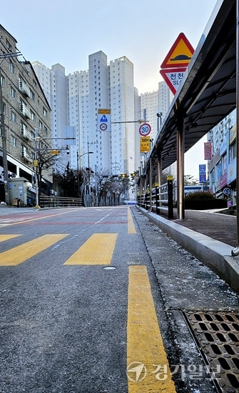 용인특례시 처인구 삼가초등학교 정문 앞까지 이어지는 가파른 경사면 도로. 인근 주민들은 이곳에 열선이 설치되지 않았다며 대책을 호소하고 있다. 송상호기자