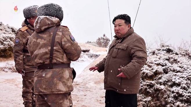 [서울=뉴시스] 김정은 북한 국무위원장이 지난 28일(현지시각) 신형 잠수함발사전략순항미사일(SLCM) '불화살-3-31형' 시험발사를 지도했다고 29일 북한 조선중앙TV가 보도했다. (사진=조선중앙TV 캡처) 2024.01.29. *재판매 및 DB 금지