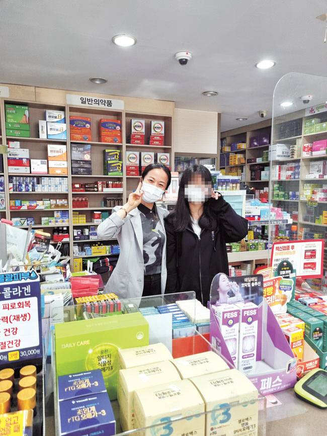 약사 천자희 씨가 지난해 5월 초록우산 대구종합사회복지관에서 진행한 진로 코칭 프로그램 ‘드림캐쳐’를 통해 약사가 꿈인 고등학생에게 직업 체험 기회를 제공한 뒤 기념사진을 찍고 있다.  초록우산 제공