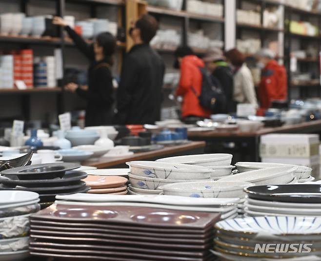 [이천=뉴시스] 김종택 기자 = 제37회 이천도자기축제가 열린 지난해 4월 26일 경기도 이천시 신둔면 예스파크에서 관람객들이 전시된 도자기를 살펴보고 있다. 다음달 7일까지 12일간 열리는 이천도자기축제는 국내에서 가장 오랜 역사와 규모를 자랑하고 있다. (해당 사진은 기사와 관련이 없습니다.) 2023.04.26. jtk@newsis.com