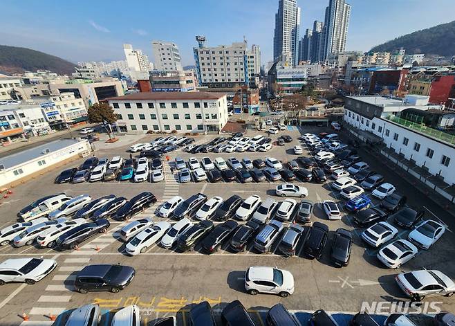 [용인=뉴시스] 이미 주차공간이 가득 찬 처인구청 부설주차장에 차량들이 줄지어 들어오고 있다.(사진=용인시 제공)2024.01.31. photo@newsis.com *재판매 및 DB 금지